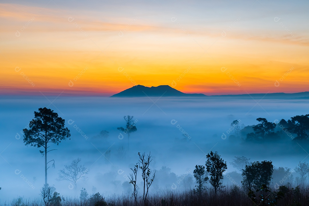 O sol sobre as montanhas e vastas pastagens província de phetchabun tailândia