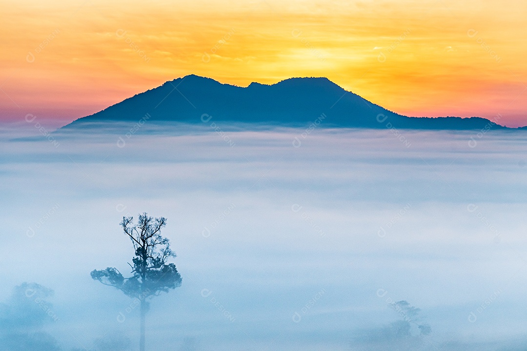 O sol sobre as montanhas e vastas pastagens província de phetchabun tailândia