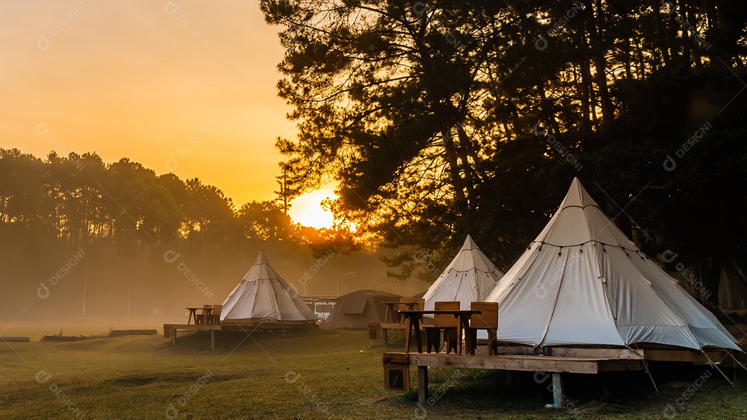 Acampamento em barraca pela manhã