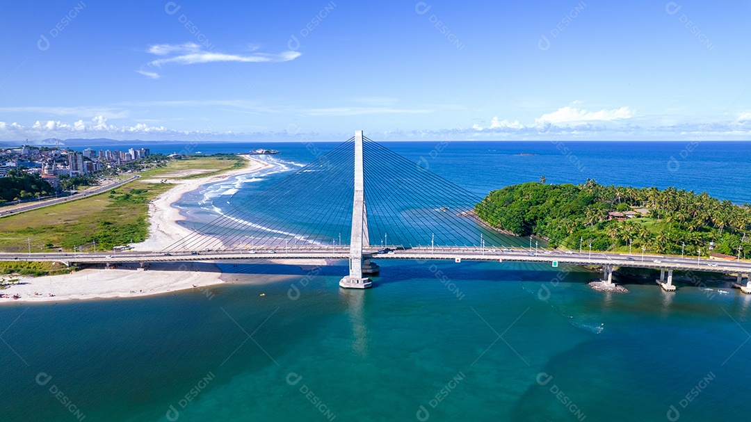 Vista aérea de Ilhéus, cidade turística da Bahia. Centro histórico da cidade com a famosa ponte ao fundo