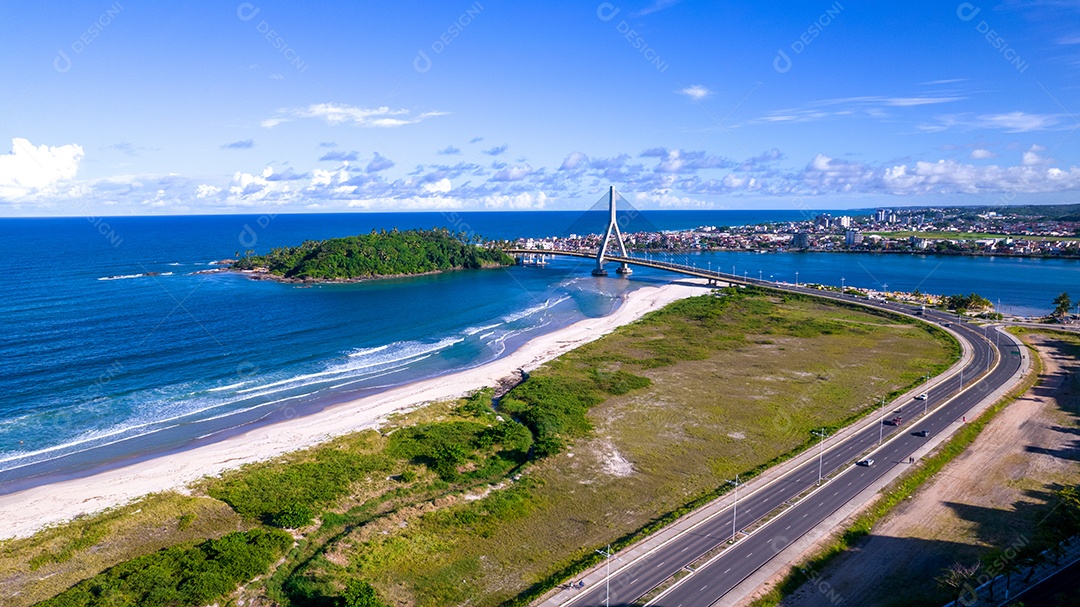 Vista aérea de Ilhéus, cidade turística da Bahia. Centro histórico da cidade com a famosa ponte ao fundo
