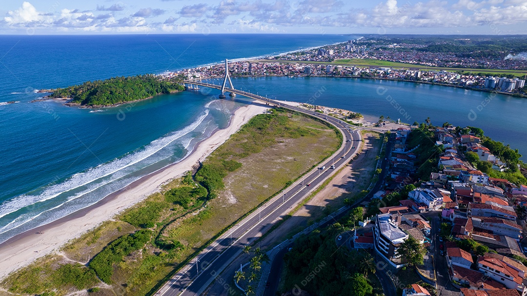 Vista aérea de Ilhéus, cidade turística da Bahia. Centro histórico da cidade com a famosa ponte ao fundo