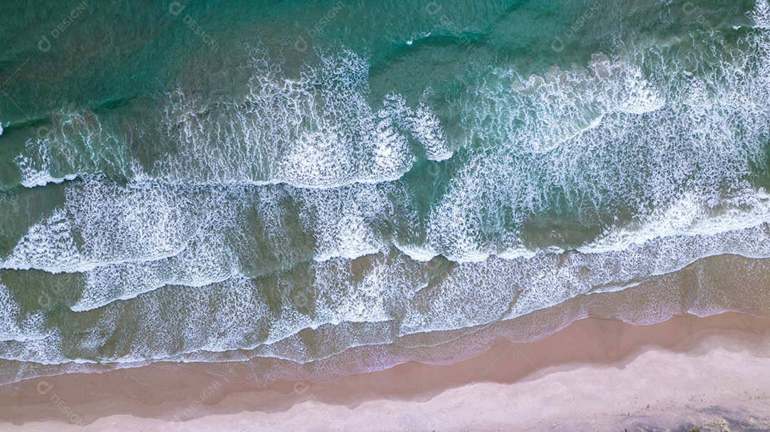 Vista aérea das praias de Itacaré, Bahia, Brasil. Pequenas praias com mata ao fundo e mar com ondas.