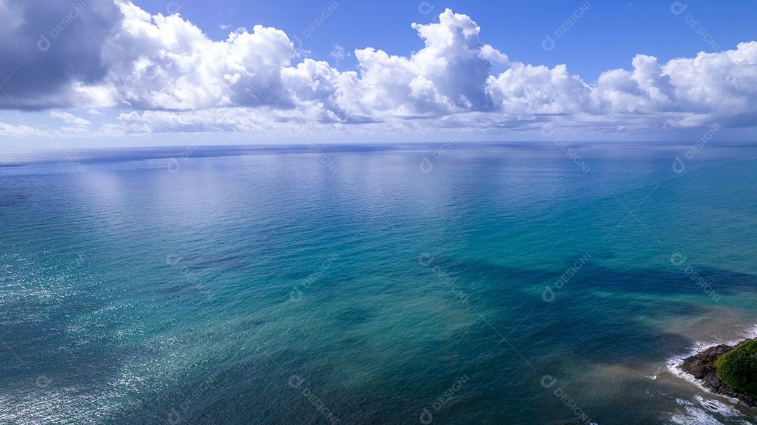Vista aérea de Itacaré, Bahia, Brasil. Céu azul com nuvens