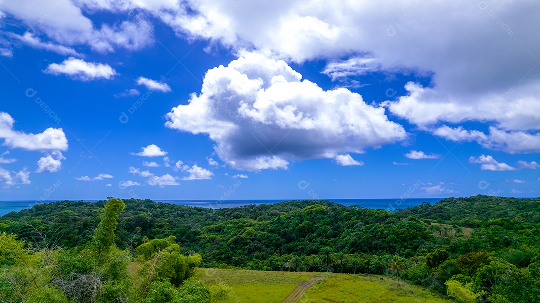 Vista aérea de Itacaré, Bahia, Brasil. Lugar turístico. Céu azul e nuvens, com floresta ao fundo.