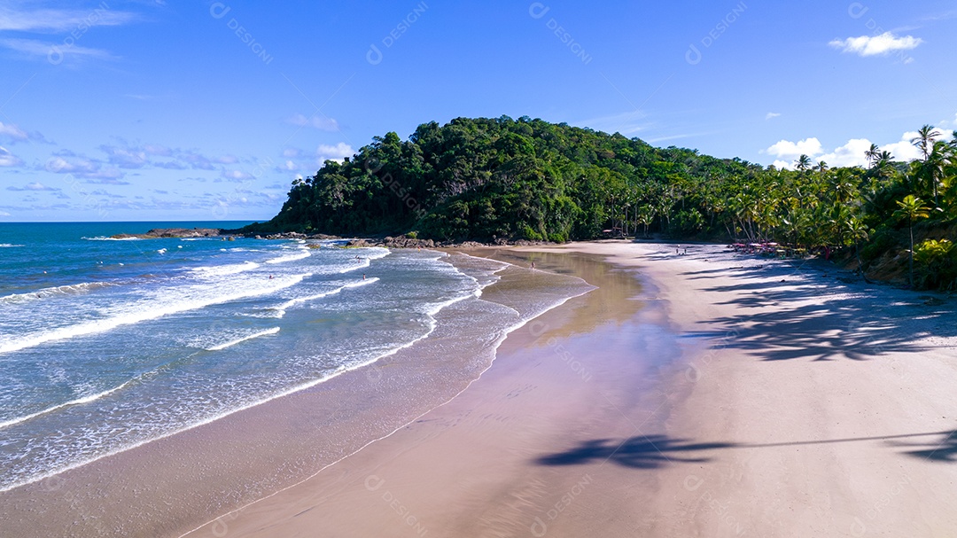 Vista aérea das praias de Itacaré, Bahia, Brasil. Pequenas praias com mata ao fundo e mar com ondas.
