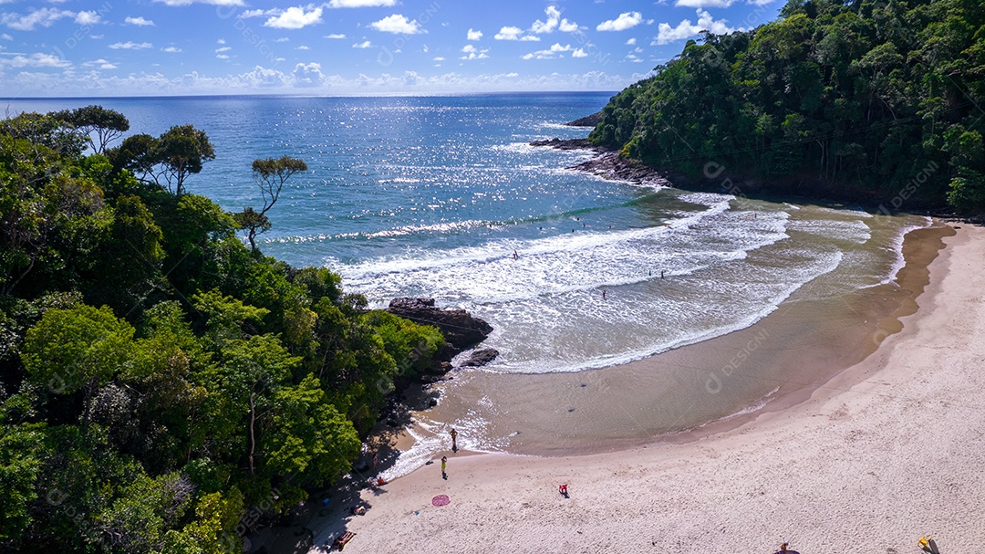 Vista aérea das praias de Itacaré, Bahia, Brasil. Pequenas praias com mata ao fundo e mar com ondas.