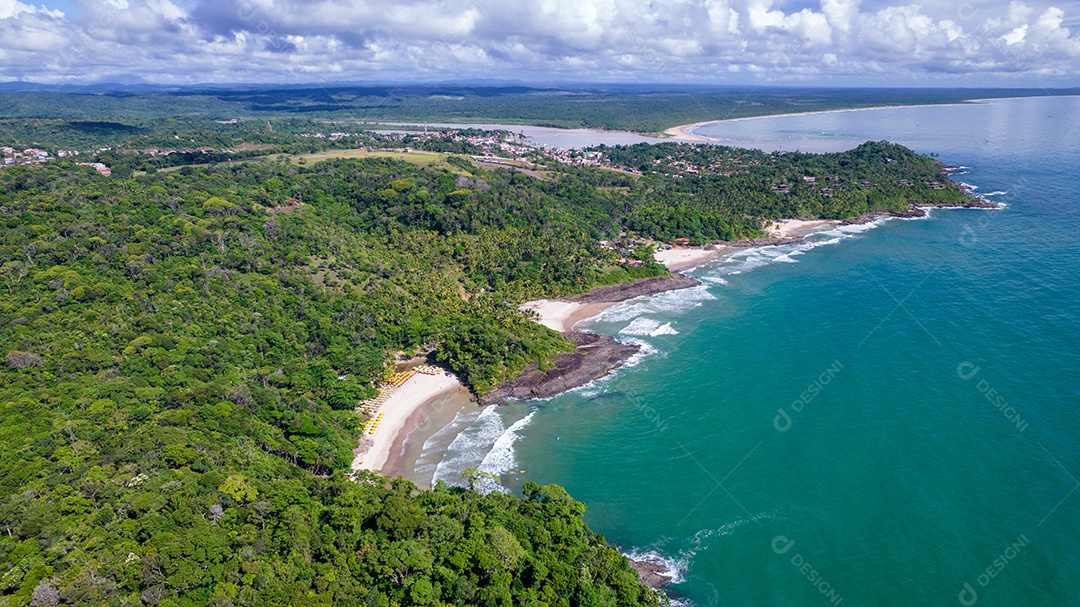Vista aérea da praia de Itacaré, Bahia, Brasil. Aldeia com barcos de pesca e vegetação.