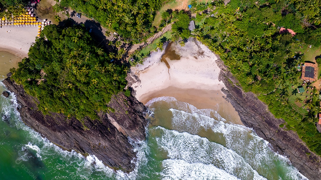 Vista aérea das praias de Itacaré, Bahia, Brasil. Pequenas praias com mata ao fundo e mar com ondas.