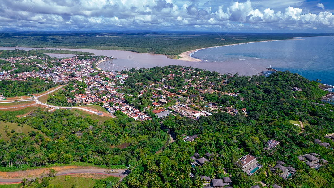 Vista aérea de Itacaré, Bahia, Brasil. Aldeia com barcos de pesca e rio ao fundo.