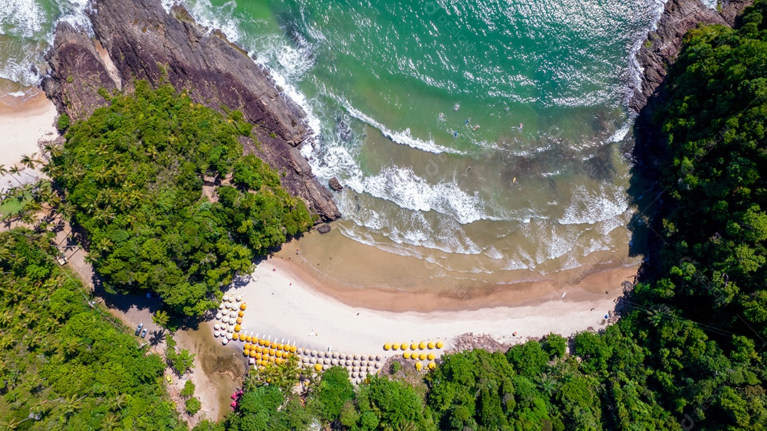 Vista aérea das praias de Itacaré, Bahia, Brasil. Pequenas praias com mata ao fundo e mar com ondas.