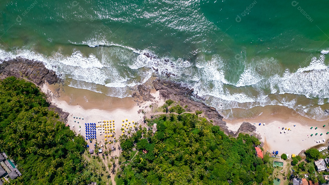 Vista aérea das praias de Itacaré, Bahia, Brasil. Pequenas praias com mata ao fundo e mar com ondas.