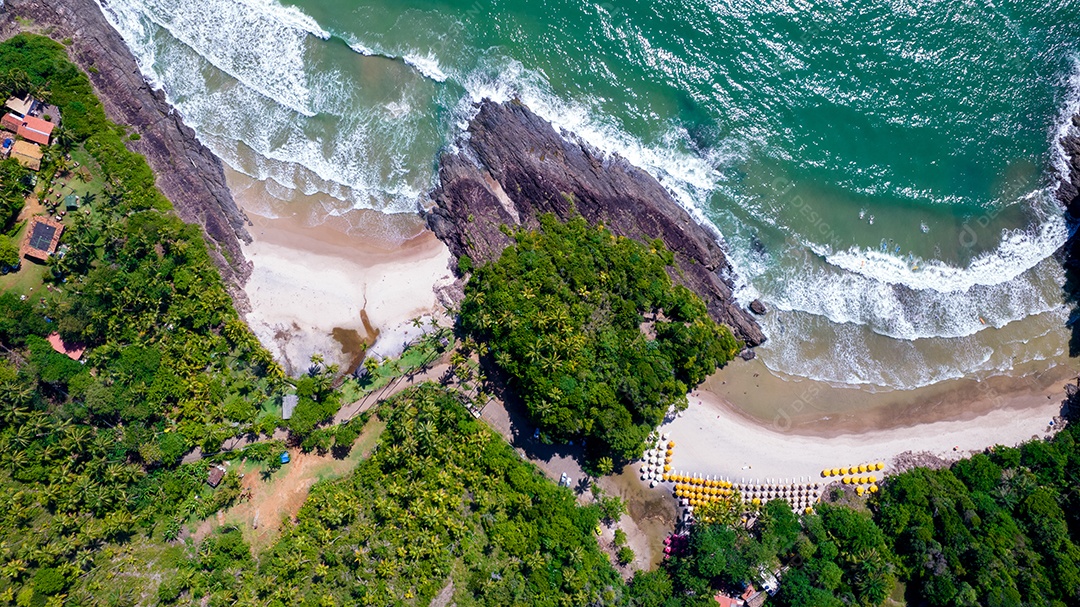Vista aérea das praias de Itacaré, Bahia, Brasil. Pequenas praias com mata ao fundo e mar com ondas.