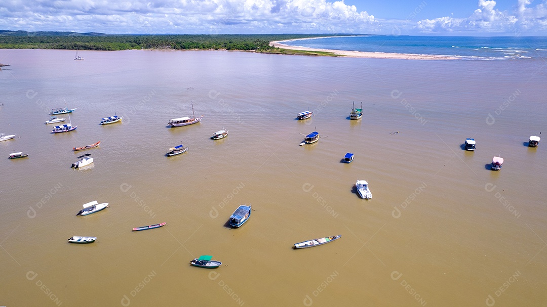 Vista aérea da praia de Itacaré, Bahia, Brasil. Aldeia com barcos de pesca e vegetação.