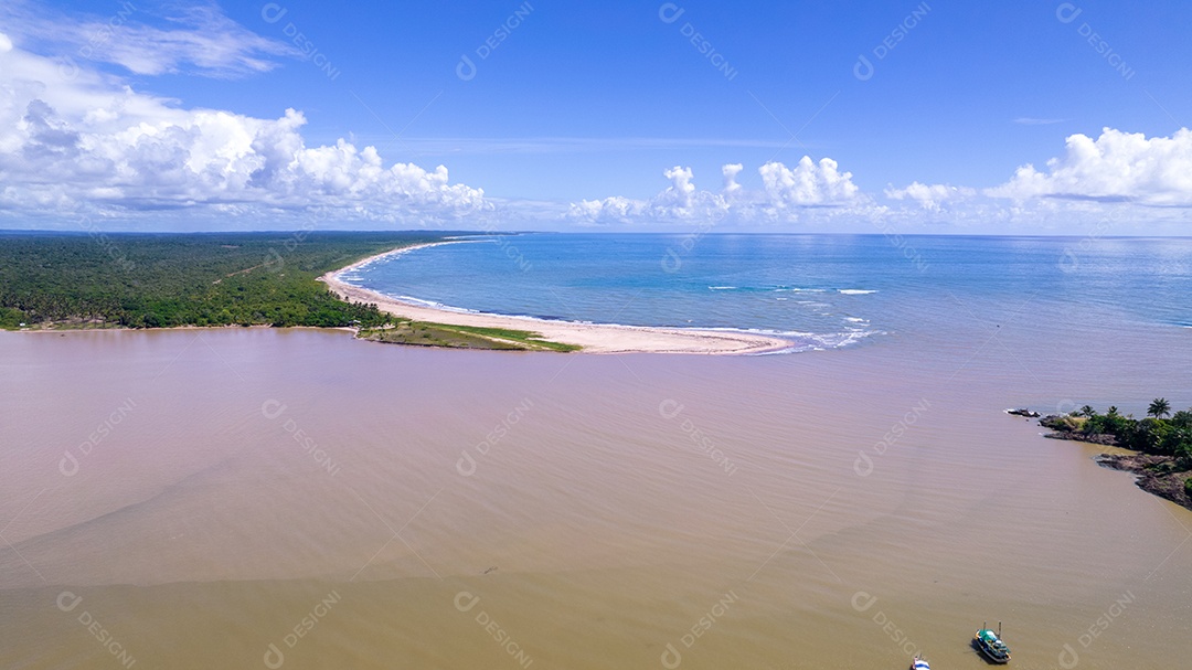 Vista aérea da praia de Itacaré, Bahia, Brasil. Aldeia com barcos de pesca e vegetação.