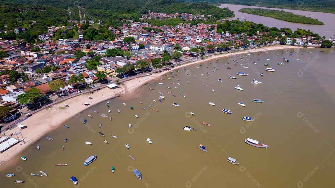 Vista aérea da praia de Itacaré, Bahia, Brasil. Aldeia com barcos de pesca e vegetação.