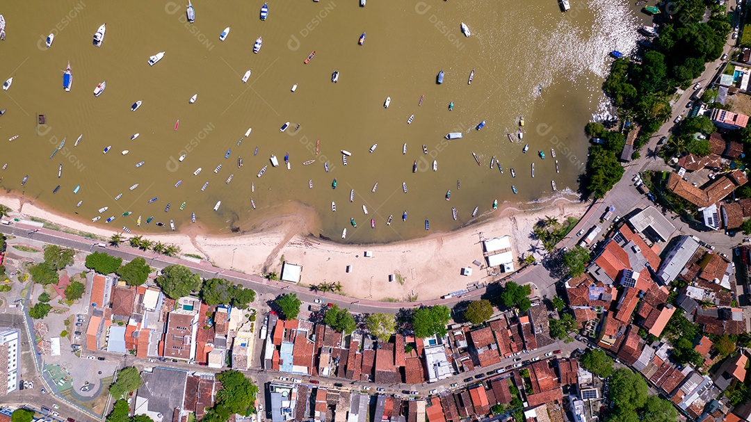 Vista aérea da praia de Itacaré, Bahia, Brasil. Aldeia com barcos de pesca e vegetação. Vista do topo
