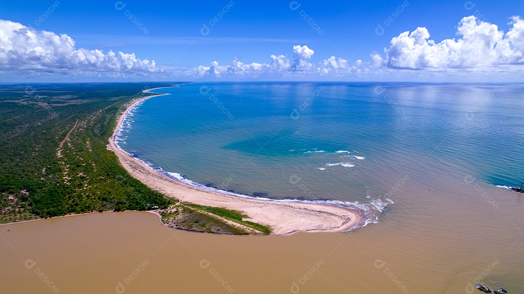 Vista aérea da praia de Itacaré, Bahia, Brasil. Aldeia com barcos de pesca e vegetação.