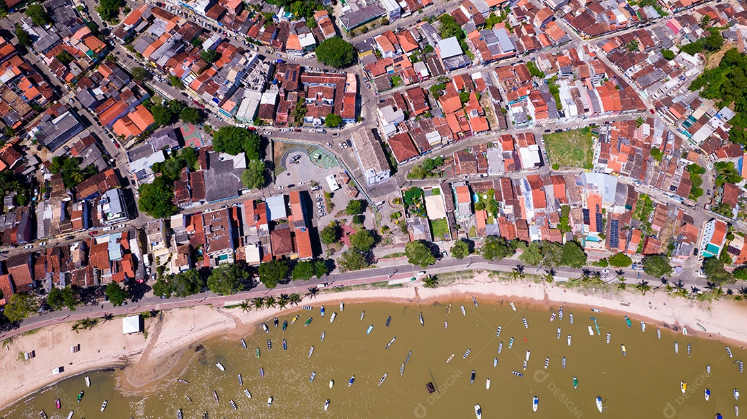 Vista aérea da praia de Itacaré, Bahia, Brasil. Aldeia com barcos de pesca e vegetação.