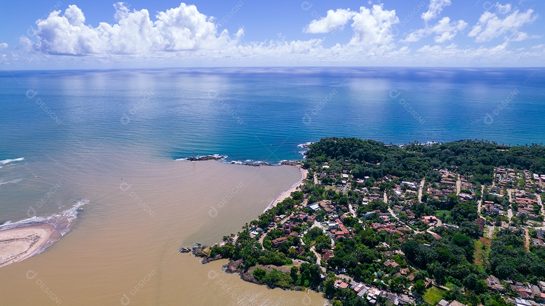 Vista aérea da praia de Itacaré, Bahia, Brasil. Aldeia com barcos de pesca e vegetação.