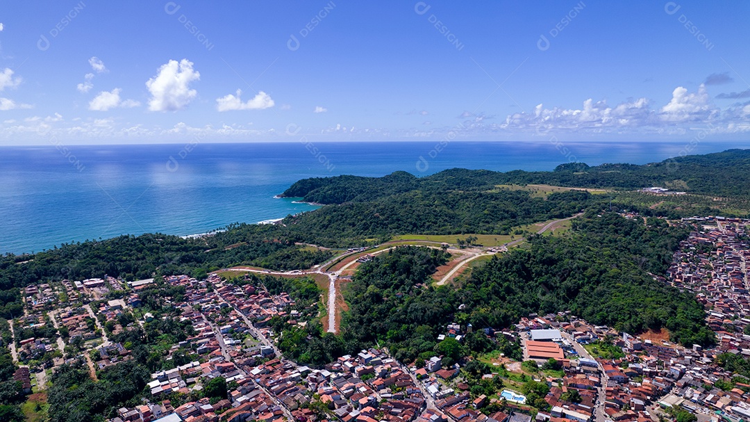 Vista aérea da praia de Itacaré, Bahia, Brasil. Aldeia com barcos de pesca e vegetação.