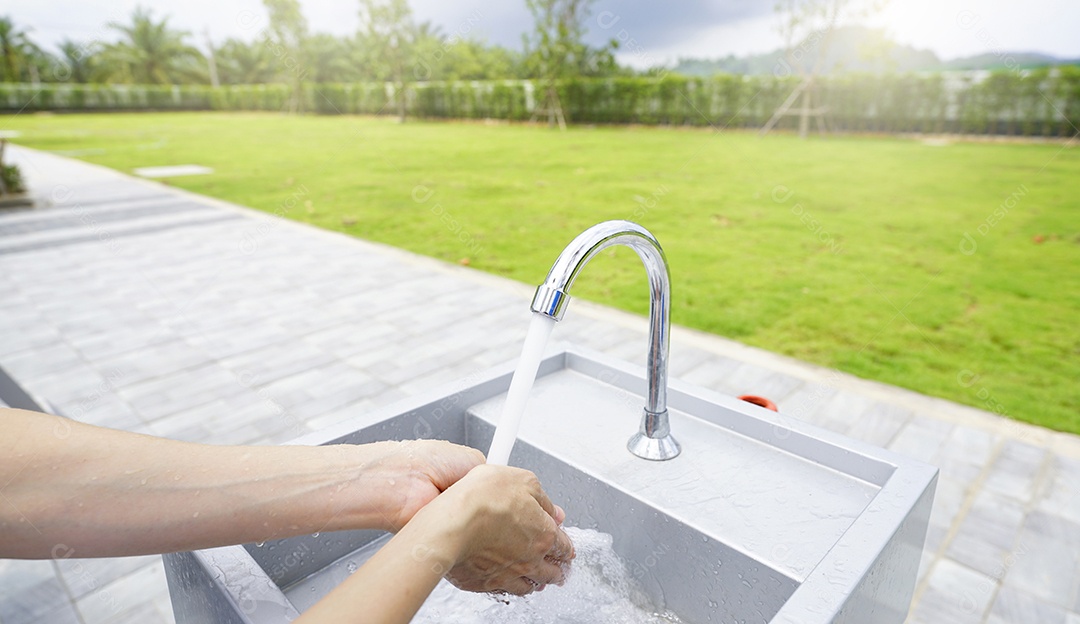 Conceito do dia mundial da água. Mulher lavando as mãos com água da torneira