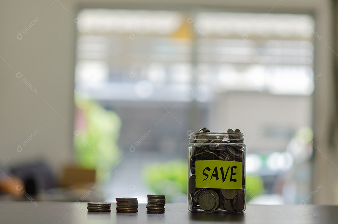 finanças empresariais e economia de investimento em dinheiro, pilha de moedas na mesa.