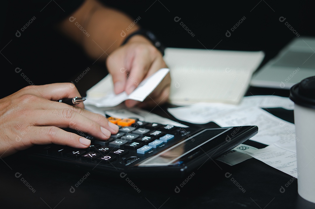 Mão de homem segurando conta e caneta com despesa de calculadora ou recibo de imposto. conceito de finanças de negócios.