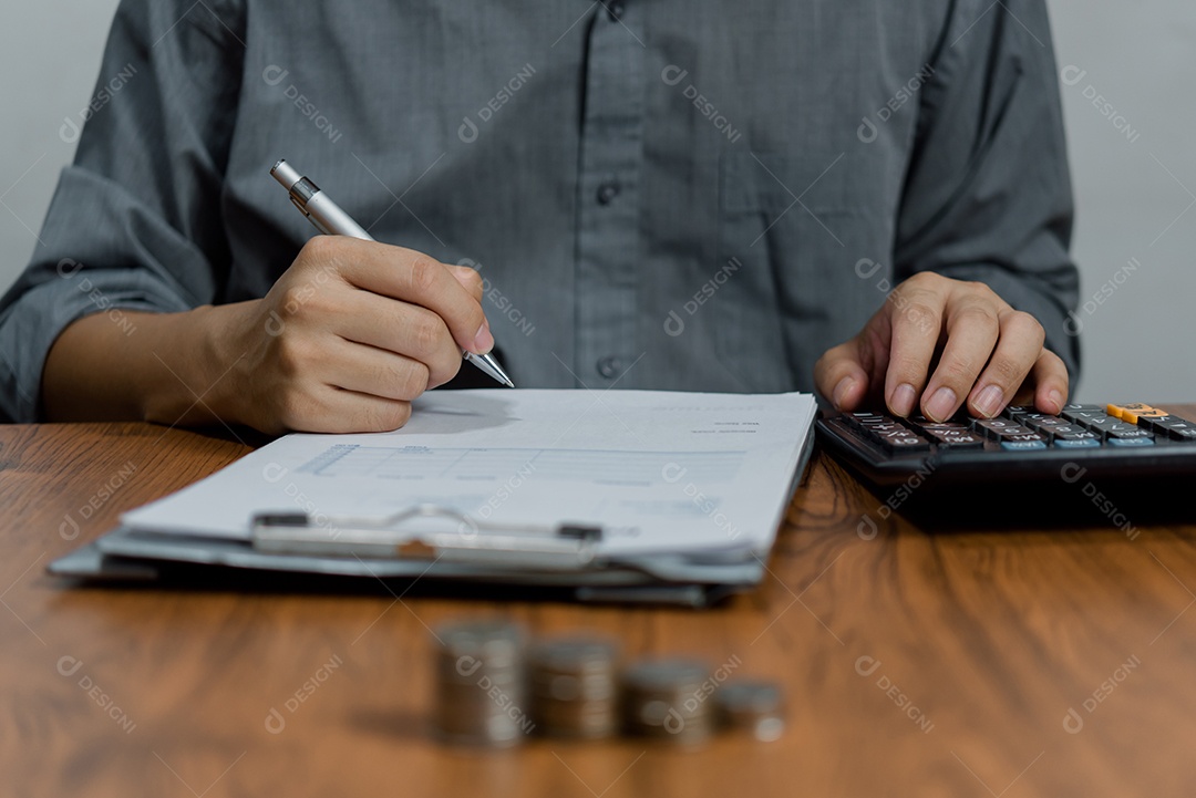 Homem colocando moedas no conceito de pilha de dinheiro economizando dinheiro para contabilidade financeira.
