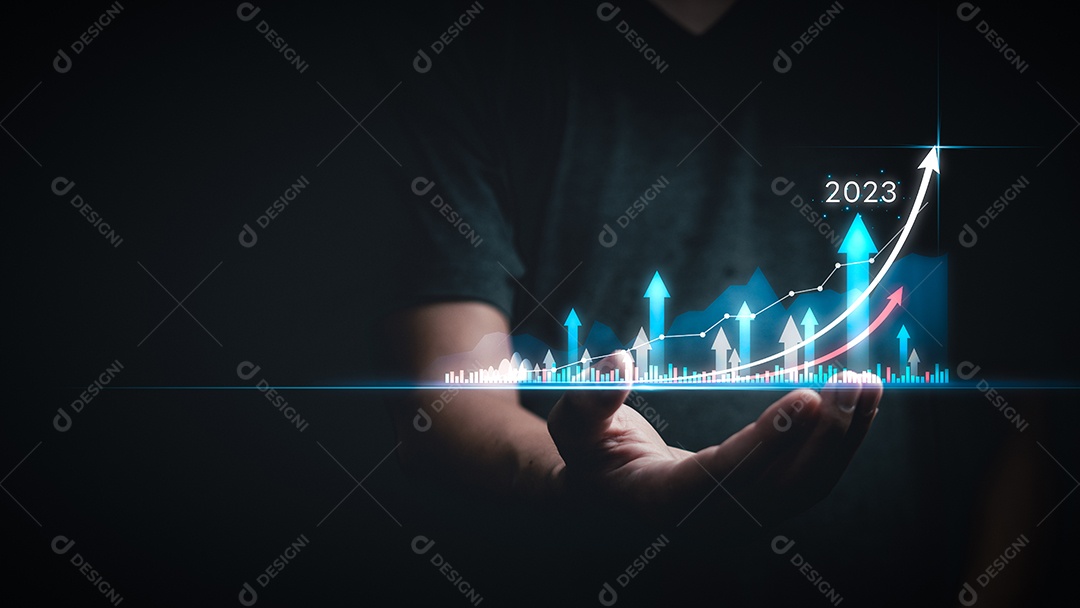 O empresário analisa o planejamento de 2023, investe indicadores de desempenho, lucratividade de empresas em funcionamento com gráficos de tela virtual digital, investimentos de dados financeiros do empresário.