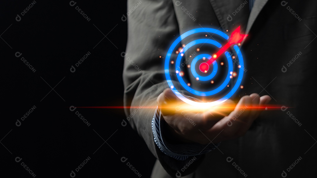 Empresário mostrando placa de dardo e setas com ícones na mão virtual, conceito de estratégia de marketing de investimento de planejamento de desenvolvimento de liderança de negócios.