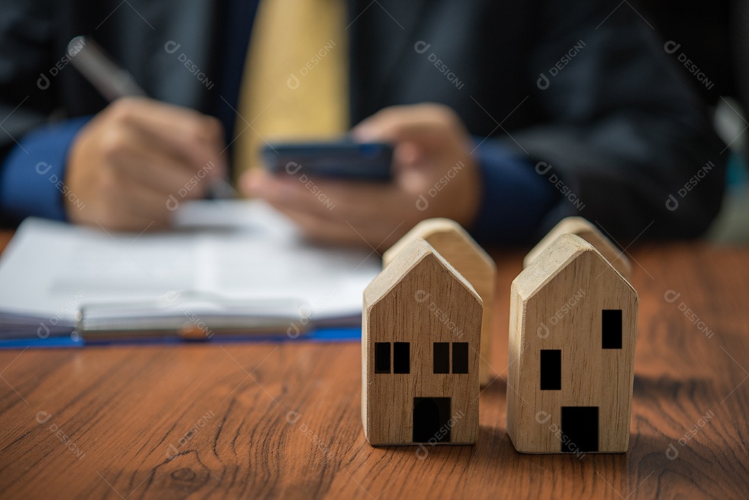 Vender imóveis, seguros, comprar uma casa e pagar impostos sobre a terra. Fazer contratos e acordos legais.