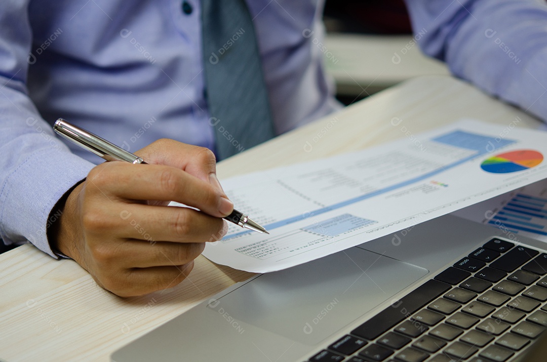 empresário ou contador verificando documentos fiscais e contábeis de informações corporativas com computador portátil.