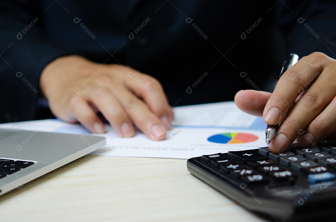 empresário ou contador pensando com calculadora, verificando documentos contábeis e fiscais corporativos. Relatório de negócios financeiro e contábil.