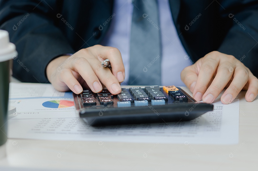 empresário ou contador pensando com calculadora, verificando documentos contábeis e fiscais corporativos. Relatório de negócios financeiro e contábil.