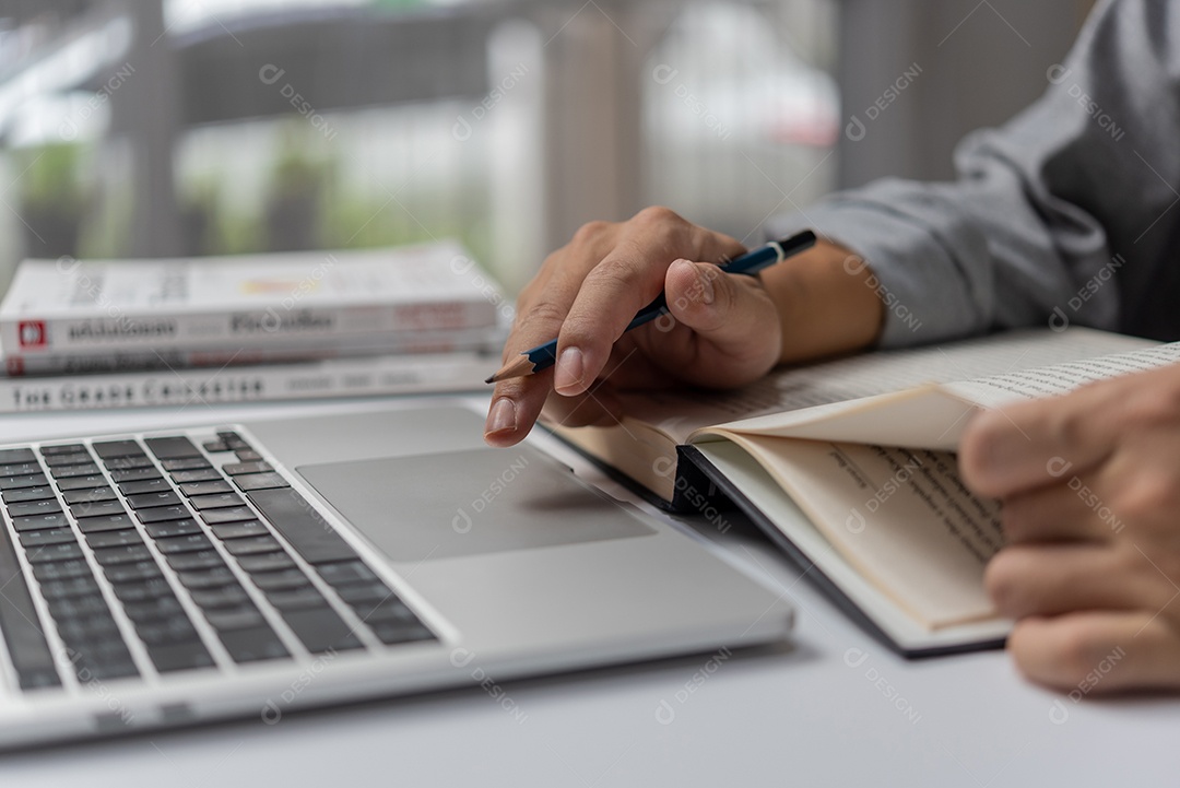 aprendendo aula on-line usando o computador portátil e escrevendo o caderno no local de trabalho, desenvolvimento educacional ou conceito de melhoria do conhecimento.