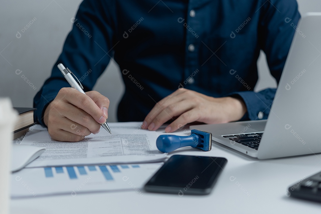 empresário concorda em fazer documento de assinatura de acordo, contrato de venda ou contrato de transação legal na mesa