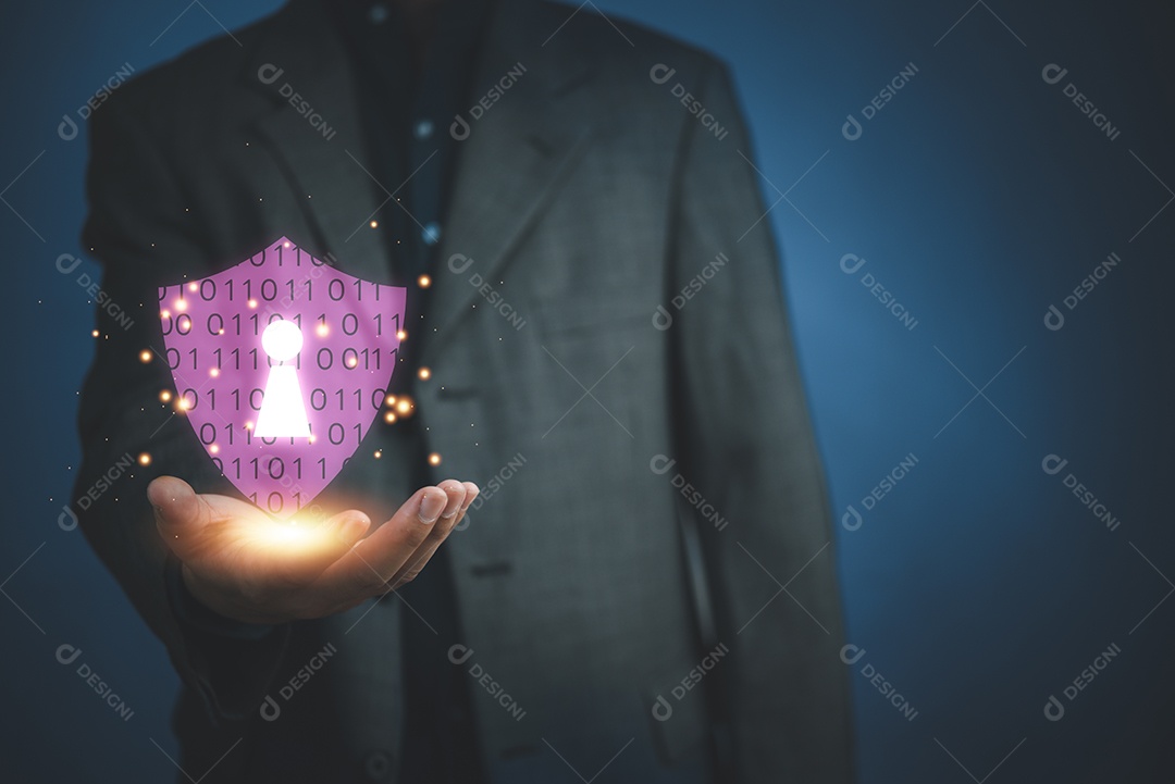 Empresário segurando escudo proteger ícone. Rede de segurança cibernética. Ícone de cadeado e sistema de segurança de rede de tecnologia de internet. Informações pessoais de dados comerciais na interface virtual.