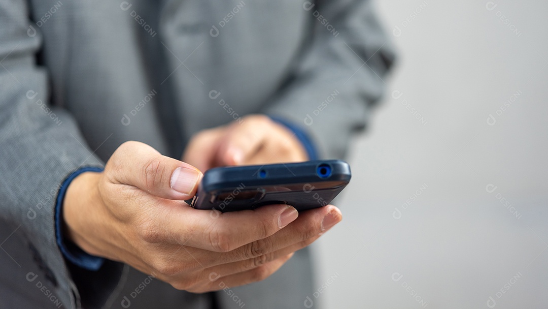 homem usando telefone inteligente móvel. Conceito de comunicações de tecnologia digital.