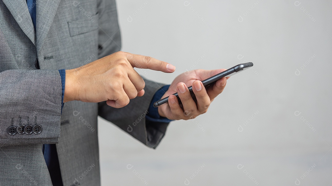 homem usando telefone inteligente móvel. Conceito de comunicações de tecnologia digital.