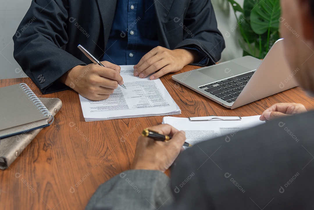 Empresários estão se reunindo para analisar dados para plano de marketing e relatório financeiro no escritório.