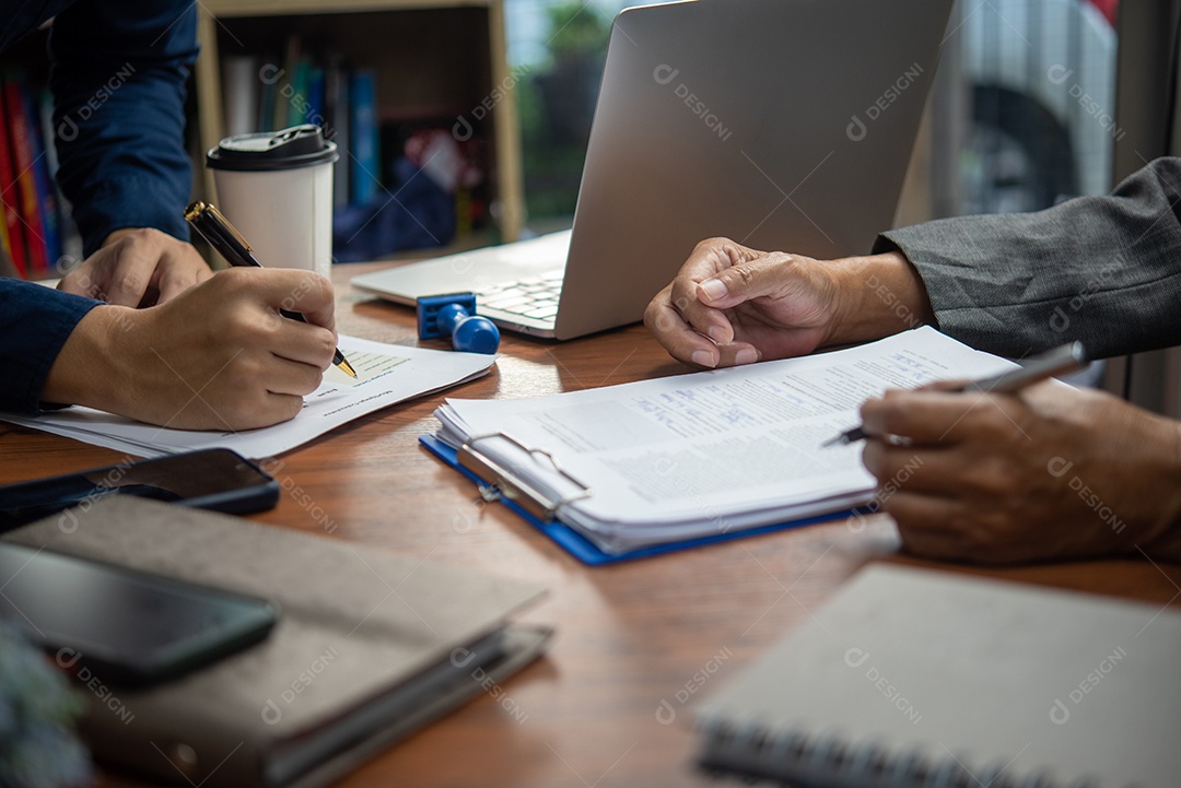 gerente ou RH lendo um currículo durante uma entrevista de emprego de funcionários que se candidatam a vagas de emprego.