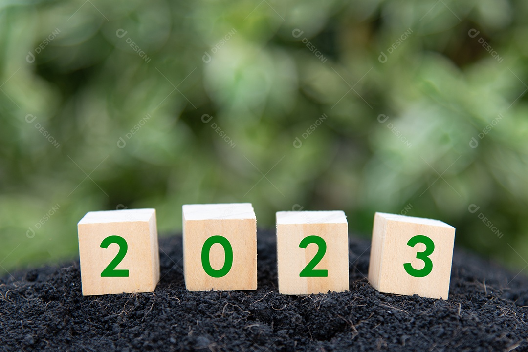 Cubos de blocos de madeira. Conceito de ano novo 2023