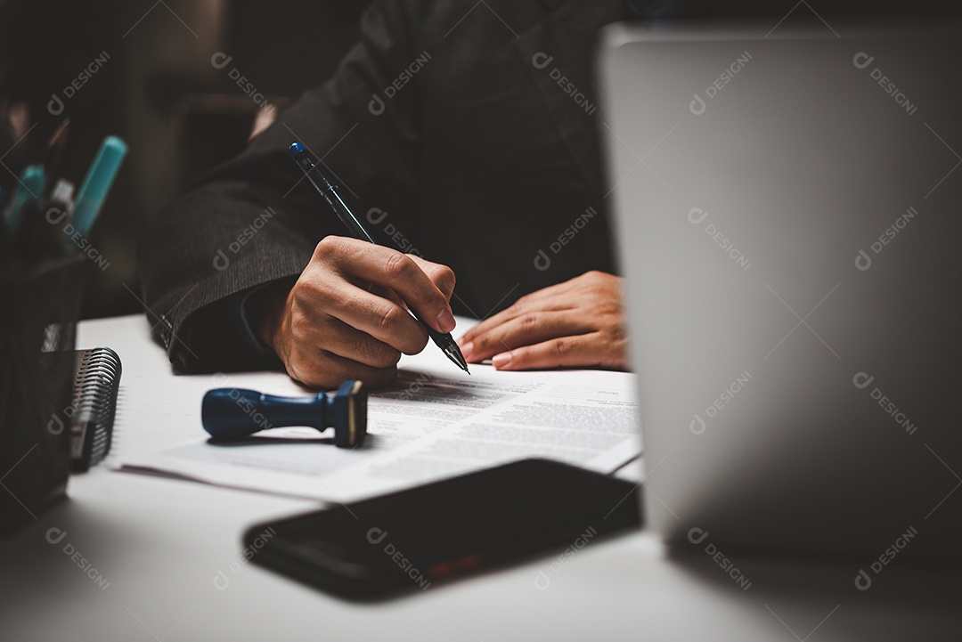 Empresário lendo e escrevendo sobre book.education estudando desenvolvimento de conhecimento e conceito de aprendizagem de cognição.