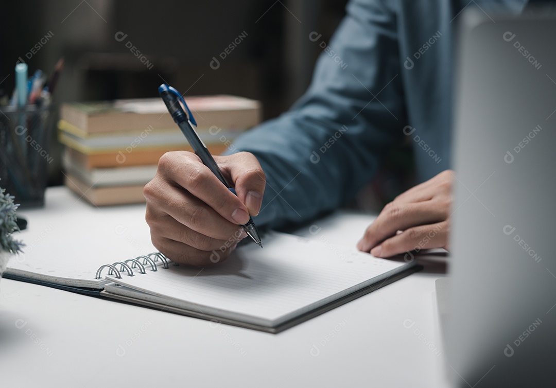 Empresário lendo e escrevendo sobre book.education estudando desenvolvimento de conhecimento e conceito de aprendizagem de cognição.