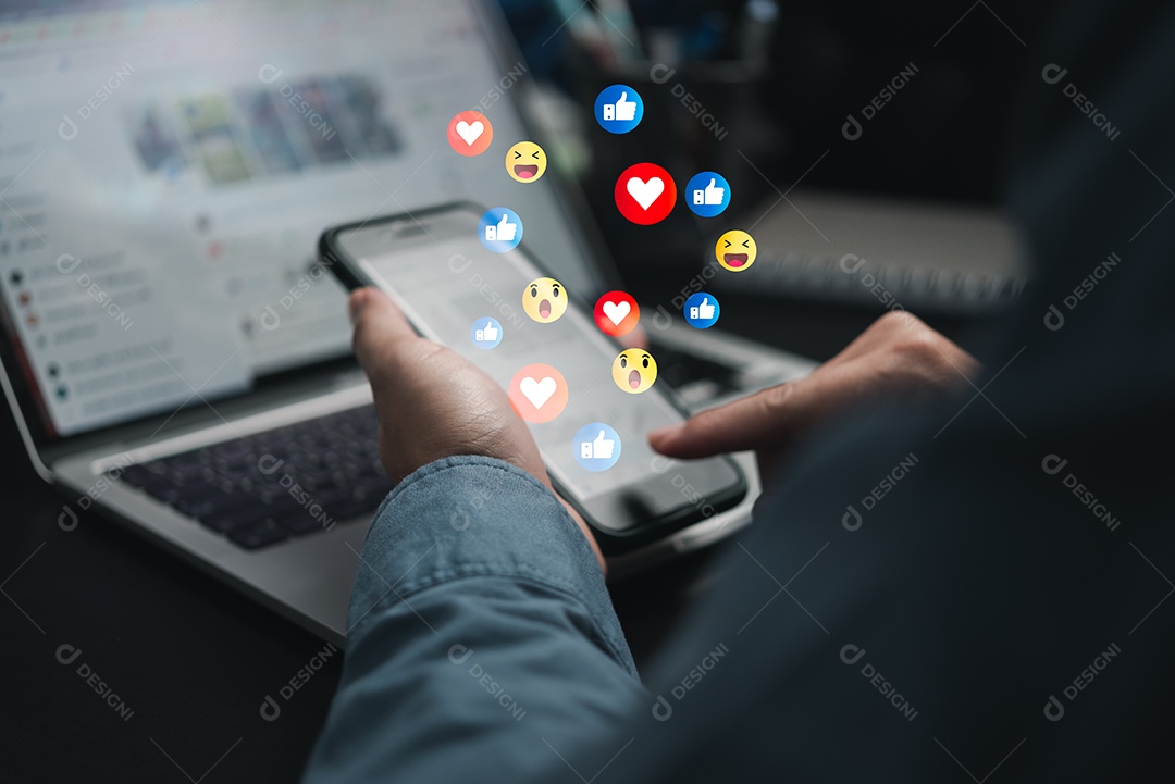 Empresário usando telefone inteligente Mídia social e digital on-line, conceito de marketing