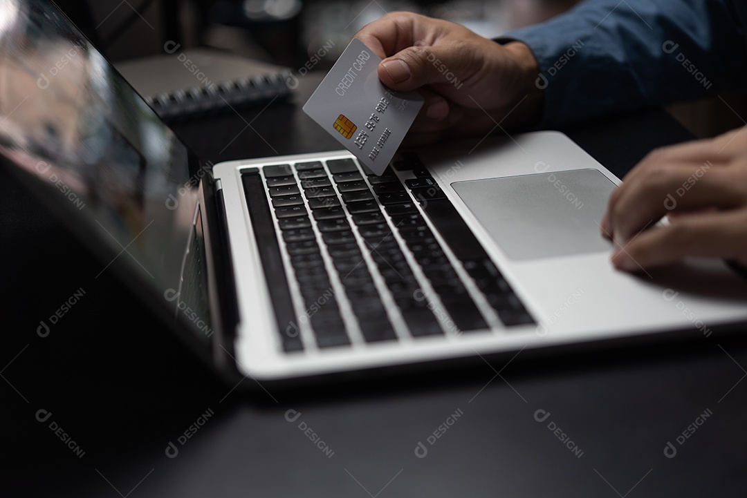 empresário usando cartão de crédito e laptop para fazer login no banco de internet. Compras online, comércio eletrônico, internet banking e pagamentos de transações financeiras via conceito de aplicativo de banco eletrônico.