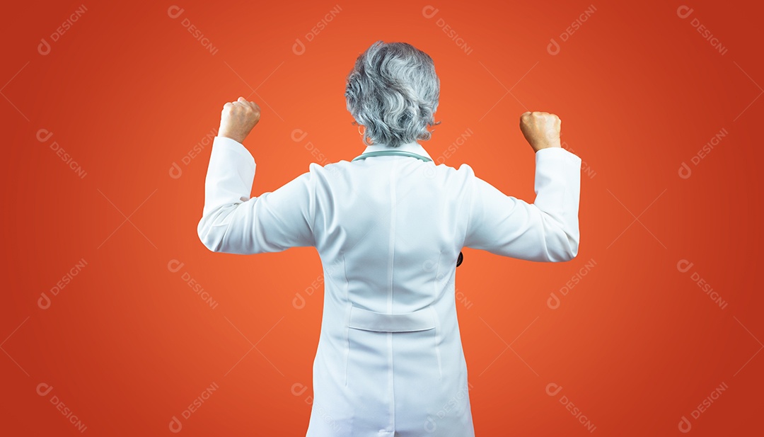 Médica brasileira madura ou mulher veterinária com estetoscópio isolado em fundo laranja