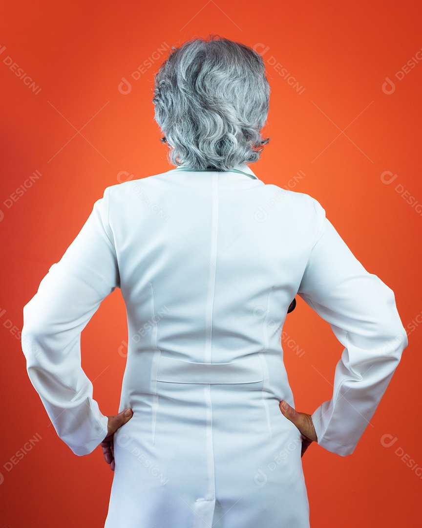 Médica brasileira madura ou mulher veterinária com estetoscópio isolado em fundo laranja