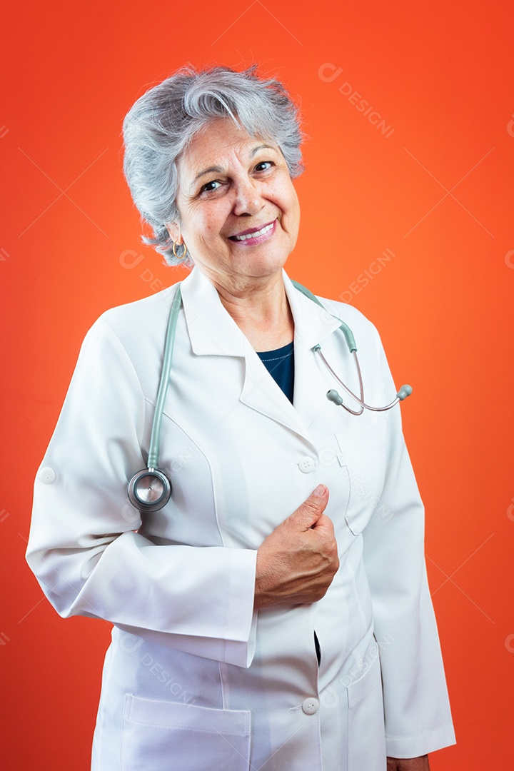 Médica brasileira madura ou mulher veterinária com estetoscópio isolado em fundo laranja